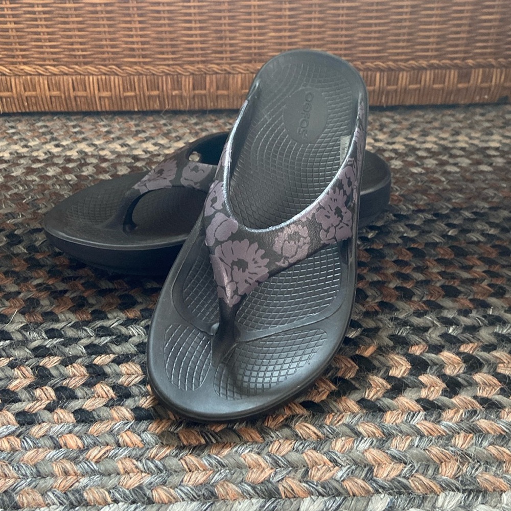 Womens sz 8W OOFOS sandals.  Worn once like New